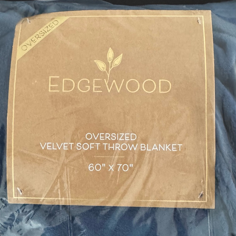 Edgewood Oversized Velvet Super soft Throw Blanket
[60" X 70"]
